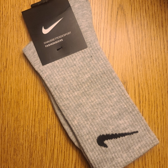 Nike Everyday Cushion Crew Socks | Silver | New - Picture 3 of 3